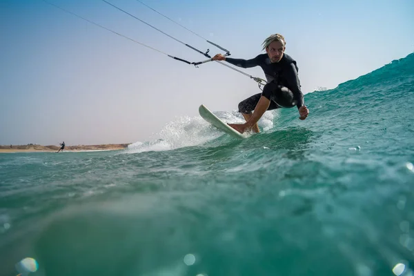 O kite surfista monta as ondas do Oceano Atlântico — Fotografia de Stock