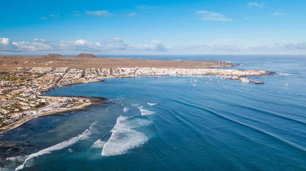 Antenn utsikt över vågor kraschar på bukten i corralejo, fuerteventura — Stockfoto