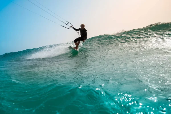 O kite surfista monta as ondas do Oceano Atlântico — Fotografia de Stock