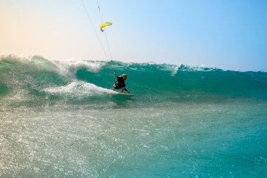 Uçurtma sörfçüsü Atlantik Okyanusu 'nun dalgalarında sörf yapar.