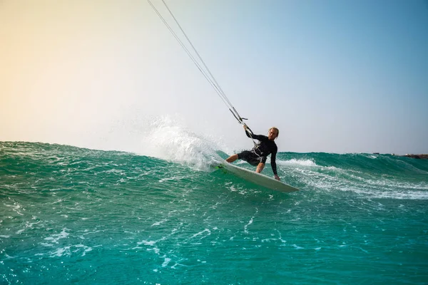 O kite surfista monta as ondas do Oceano Atlântico — Fotografia de Stock