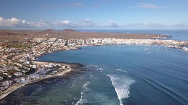 Légi felvétel a hullámok lezuhan az öbölben corralejo, fuerteventura — Stock videók