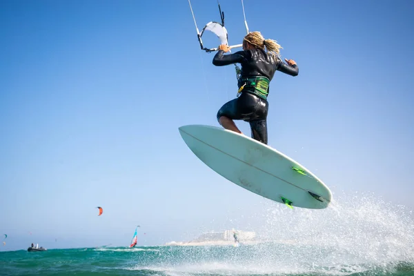 O kite surfista monta as ondas do Oceano Atlântico — Fotografia de Stock