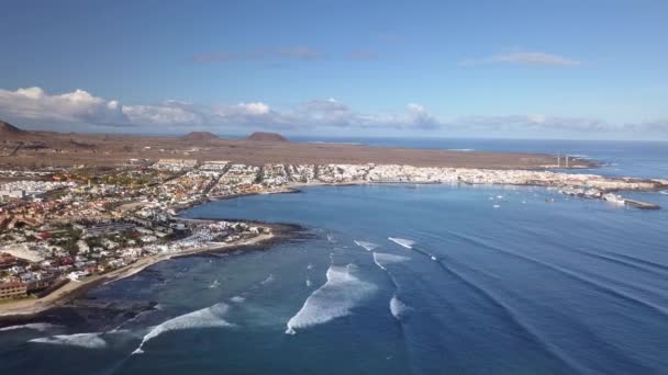 Luftaufnahme von Wellen, die auf die Bucht von Corralejo, Fuerteventura, stürzen — Stockvideo