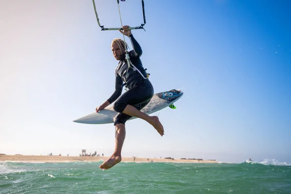 O kite surfista monta as ondas do Oceano Atlântico — Fotografia de Stock