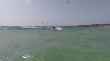 Uçurtma sörfçüsü Atlantik Okyanusu 'nun dalgalarında sörf yapar.