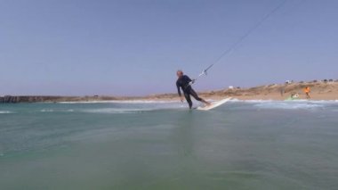 Uçurtma sörfçüsü Atlantik Okyanusu 'nun dalgalarında sörf yapar.