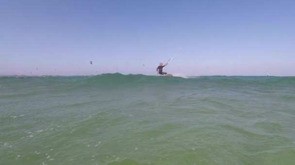 De kitesurfer rijdt op de golven van de Atlantische Oceaan. — Stockvideo