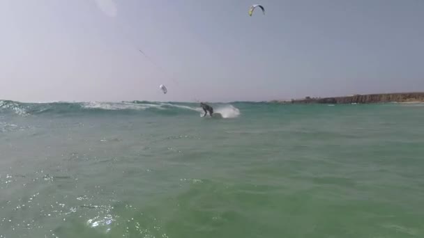 De kitesurfer rijdt op de golven van de Atlantische Oceaan. — Stockvideo