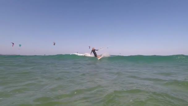 De kitesurfer rijdt op de golven van de Atlantische Oceaan. — Stockvideo