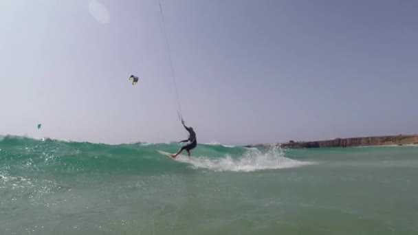 Il surfista aquilone cavalca le onde dell'Oceano Atlantico — Video Stock