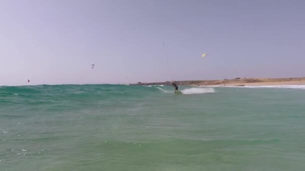 De kitesurfer rijdt op de golven van de Atlantische Oceaan. — Stockvideo