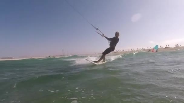 O kite surfista monta as ondas do Oceano Atlântico — Vídeo de Stock