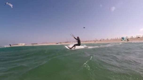 Кайт-серфер плывет по волнам Атлантического океана — стоковое видео