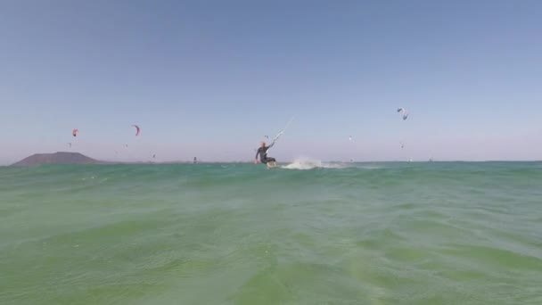 De kitesurfer rijdt op de golven van de Atlantische Oceaan. — Stockvideo