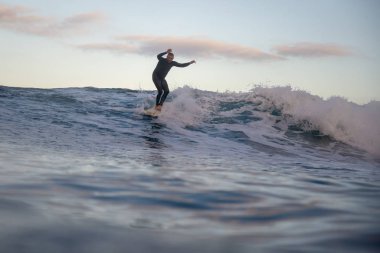 Fuerteventura adasında sörf yapan sörfçü