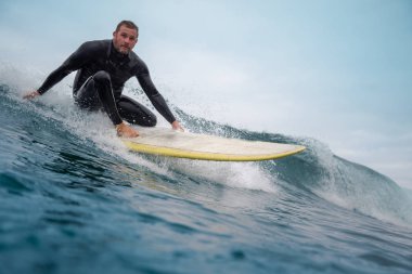 Fuerteventura adasında sörf yapan sörfçü