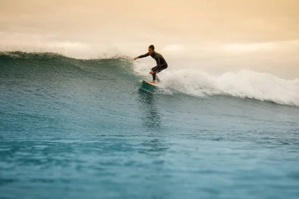 Ombak berkuda surfer di pulau fuerteventura — Stok Foto