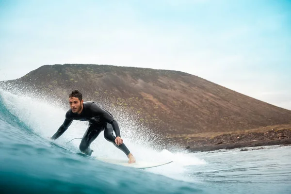 Ombak berkuda surfer di pulau fuerteventura — Stok Foto