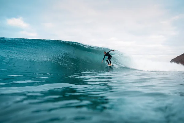 Surfista montando olas en la isla de fuerteventura — Foto de Stock