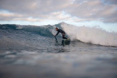 Fuerteventura adasında sörf yapan sörfçü