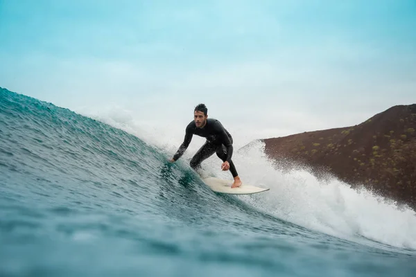 Surfista montando olas en la isla de fuerteventura —  Fotos de Stock