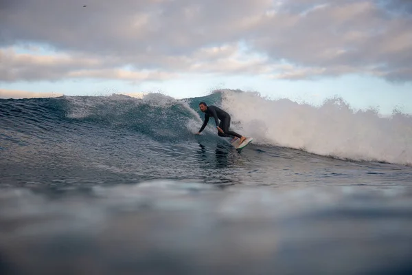 Ombak berkuda surfer di pulau fuerteventura — Stok Foto