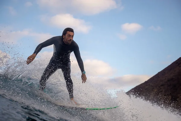 Surfista montando olas en la isla de fuerteventura —  Fotos de Stock