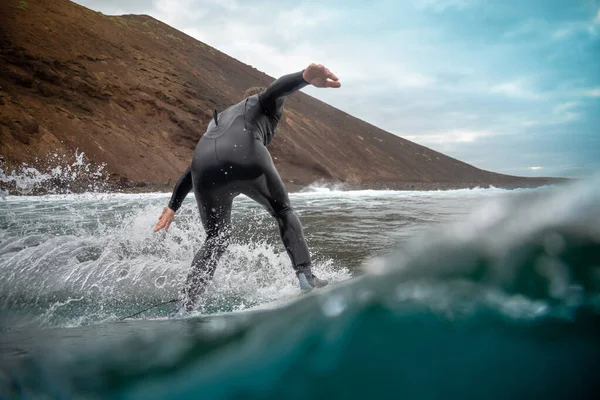 Ombak berkuda surfer di pulau fuerteventura — Stok Foto