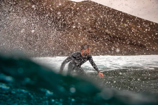 Surfař jezdecké vlny na ostrově fuerteventura — Stock fotografie