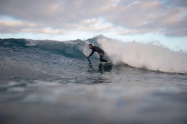 Surfer fale jazdy na wyspie Fuerteventura Obrazy Stockowe bez tantiem