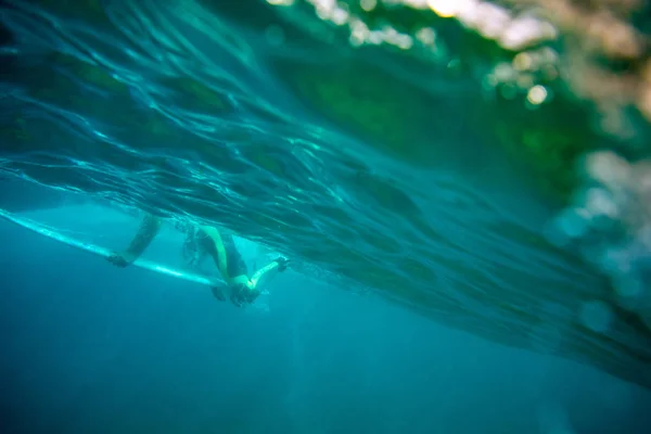 Surfista passa a onda por mergulho, fuerteventura ilha — Fotografia de Stock