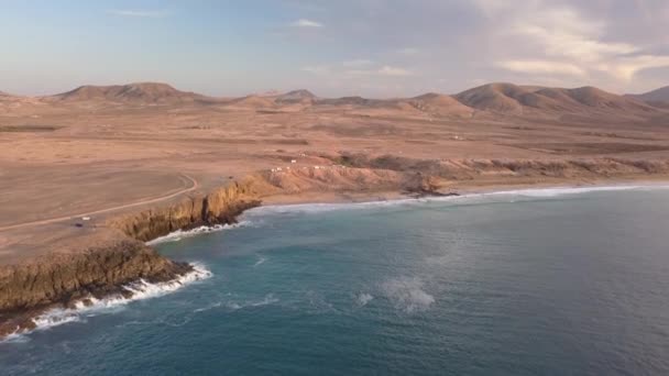 Vista aérea costa oeste de Fuerteventura al atardecer, islas canarias — Vídeo de stock