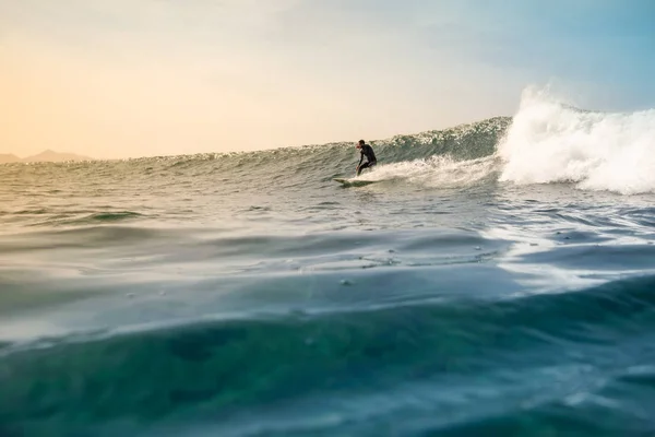 Серфер верхом волны на острове fuerteventura — стоковое фото