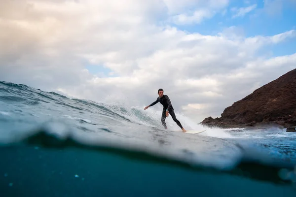 Surfař jezdecké vlny na ostrově fuerteventura — Stock fotografie