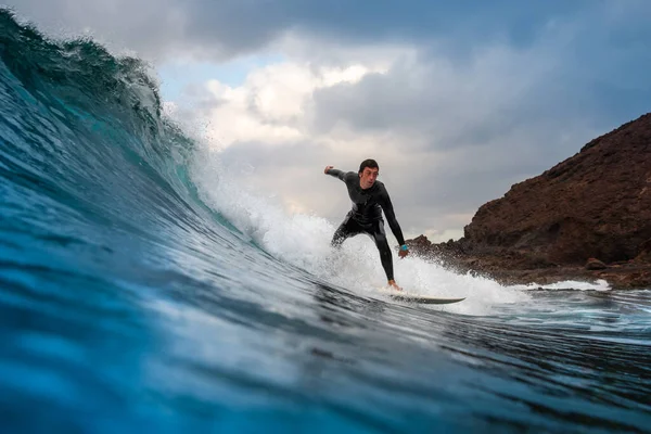 Surfer fale jazdy na wyspie Fuerteventura Obrazek Stockowy
