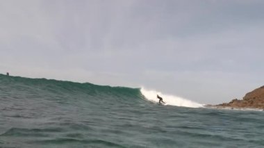 Fuerteventura adasında sörf yapan sörfçü