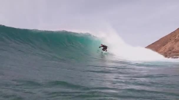 Surfer paardrijden golven op het eiland fuerteventura — Stockvideo