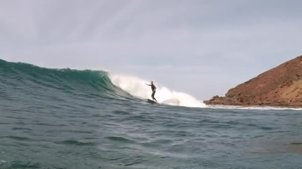 Серфер верхом волны на острове fuerteventura — стоковое видео