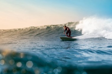 Fuerteventura adasında sörf yapan sörfçü
