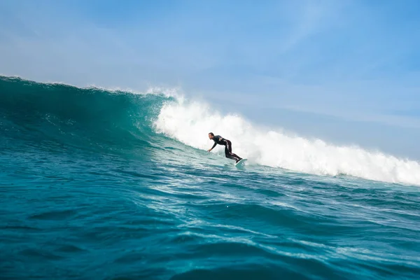 Surfista montando ondas na ilha de fuerteventura — Fotografia de Stock