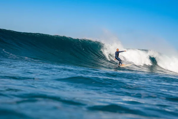 Surfer fale jazdy na wyspie Fuerteventura — Zdjęcie stockowe