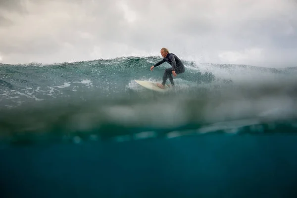 Surfer fale jazdy na wyspie Fuerteventura — Zdjęcie stockowe