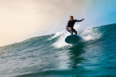 Fuerteventura adasında sörf yapan sörfçü