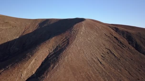 Повітряний вигляд руху, що йде на вершину вулкана — стокове відео