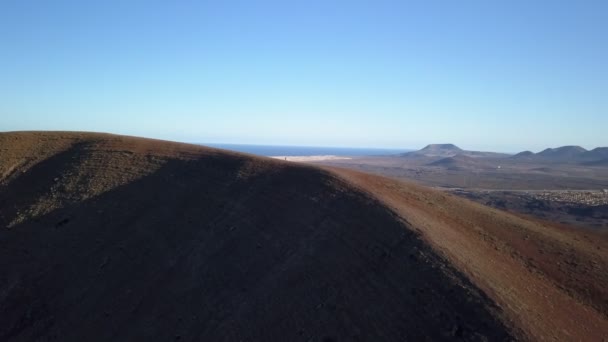 火山の頂上まで上昇する動きの空中ビュー — ストック動画