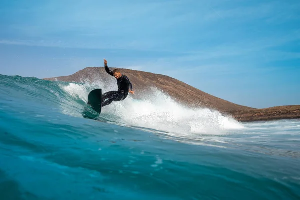 Surfista montando ondas na ilha de fuerteventura — Fotografia de Stock