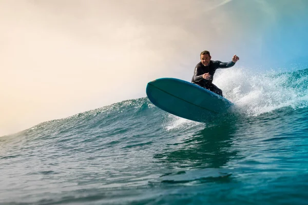 Surfista montando olas en la isla de fuerteventura —  Fotos de Stock