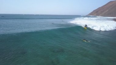 Okyanusta Sörfçülerin Üzerinden Bir Görüntü