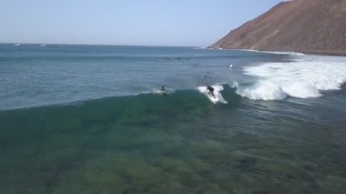 Okyanusta Sörfçülerin Üzerinden Bir Görüntü
